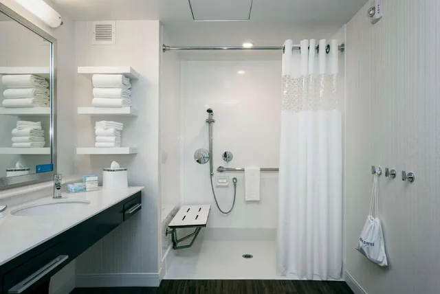 جناح استوديو بسرير كينج مع أريكة لذوي الإعاقة، Hampton Inn Suites By Hilton Seattle Northgate 3/4