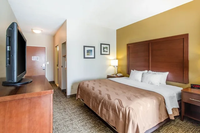 Suite, King Bed, Accessible, Quality Suites Corbin North 1/4