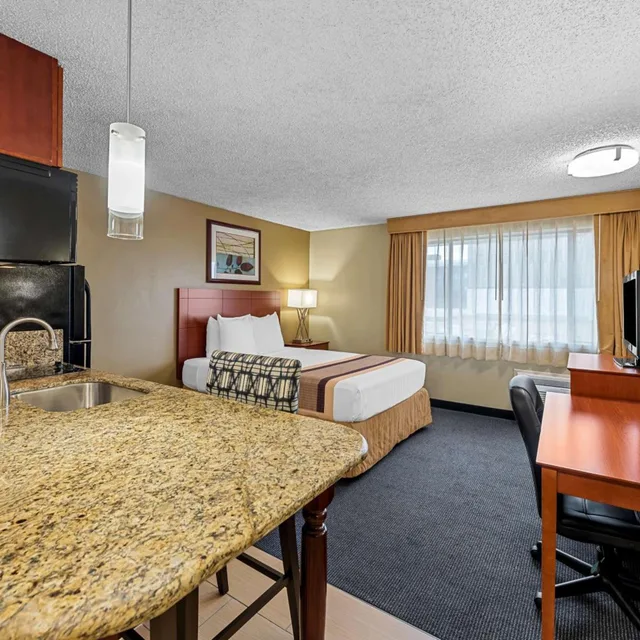 غرفة بسرير كوين بمطبخ صغير، Best Western Cascadia Inn 6/10