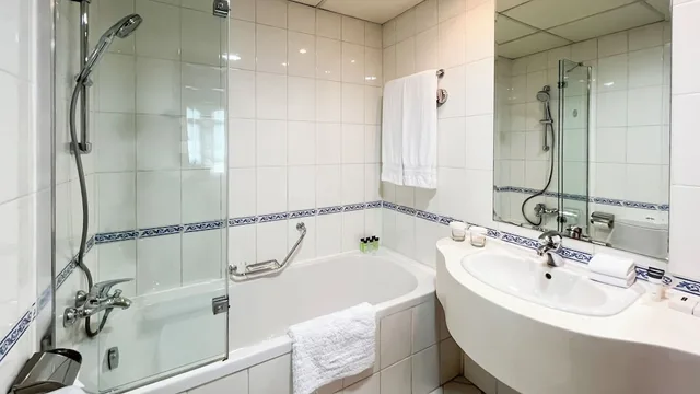 شقة بسرير كينج وسريرين منفصلين بغرفتي نوم، Swissotel Al Murooj Dubai 10/10