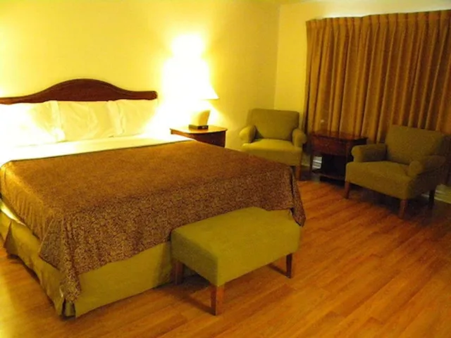 Standard, Fairway Inn by the Falls 2/2