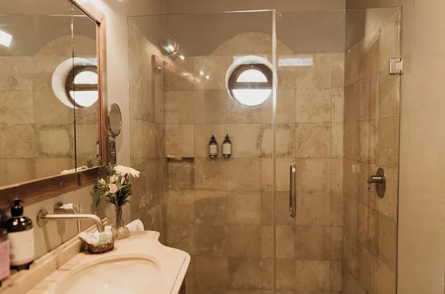 Junior Suite, King Bed, Courtyard Area، Hacienda Sepulveda Hotel Spa 4/4