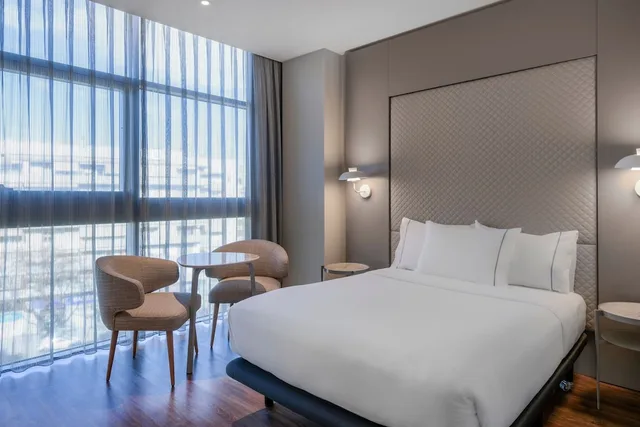 غرفة بسرير كوين، AC Hotel Som by Marriott 1/14