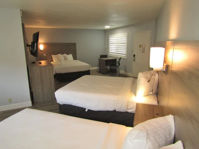 Family, 3 Queen Beds, Vagabond Inn San Luis Obispo 3/6