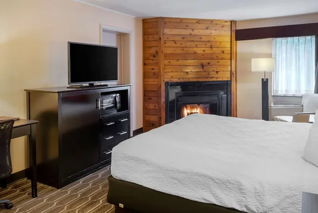 غرفة قياسية بسرير كينج بحوض جاكوزي، Best Western Plus Poconos Hotel 5/6