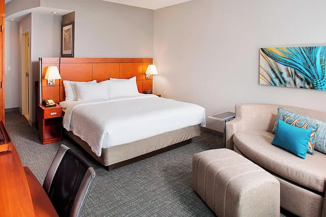 جناح بسرير كينج بإطلالة على المدينة مع أريكة، Courtyard by Marriott San Antonio SeaWorld - Westover Hills 3/6