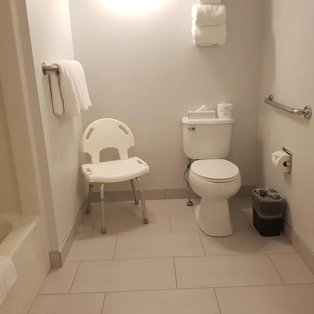 غرفة بسرير كينج وسرير كوين لذوي الإعاقة، Super 8 by Wyndham Winnipeg West 8/10
