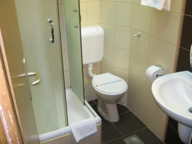 Hotel Aquamarin Budva، بودفا 50/50