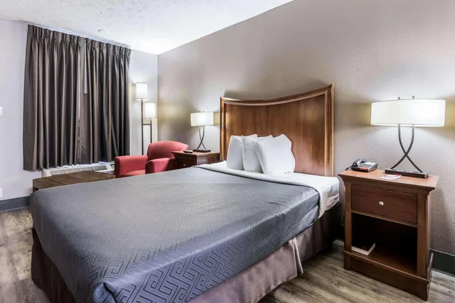 غرفة بسرير كوين، Econo Lodge Gainesville Downtown Area 1/3
