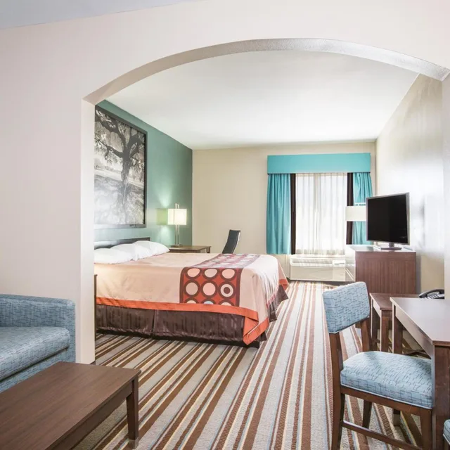 غرفة بسرير كينج بحوض استحمام لذوي الإعاقة، Super 8 By Wyndham Port Arthur/Nederland Area 1/9