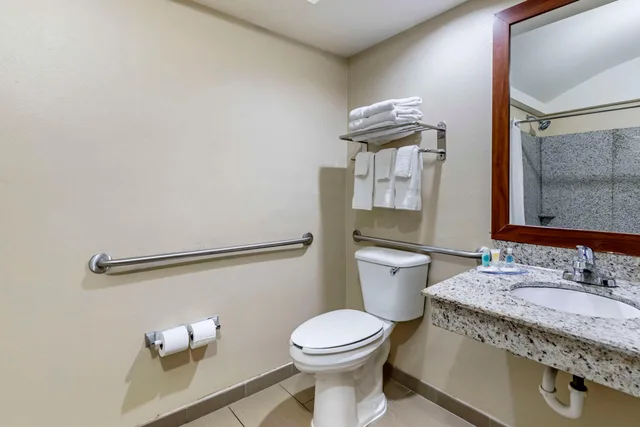 غرفة بسرير كينج لذوي الإعاقة، Comfort Inn and Suites Seguin, TX 3/4
