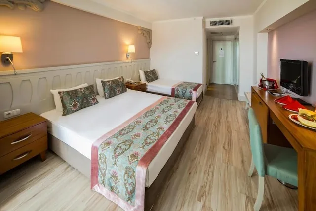 Standard, 1 Queen and 1 Single Bed, Pool View, SIDE CROWN SERENITY 3/8
