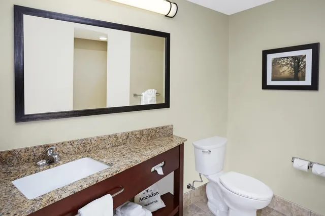 جناح استوديو بسرير كينج بحوض استحمام لذوي الإعاقة، AmericInn by Wyndham Waupun 1/3