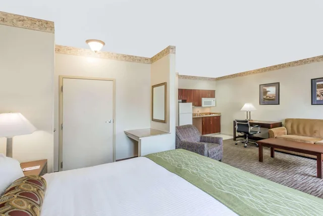 Suite, King Bed, Sofa, Kitchen, Hawthorn Suites by Wyndham Rancho Cordova/Folsom 5/10