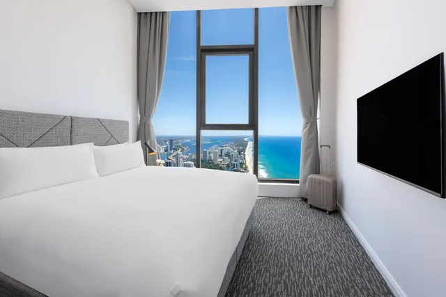 3 Bedrooms, Sky, Penthouse, 3 King Beds, Meriton Suites Surfers Paradise 1/6