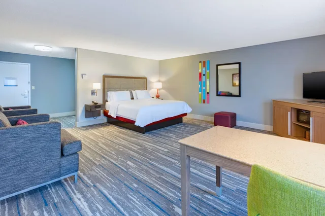 غرفة بسرير كينج بحوض جاكوزي لذوي الإعاقة، Hampton Inn Cincinnati Airport North 3/4