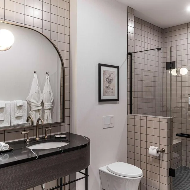 غرفة بسرير كينج وسريرين كوين، The Westley Calgary Downtown, Tapestry Collection by Hilton 5/7