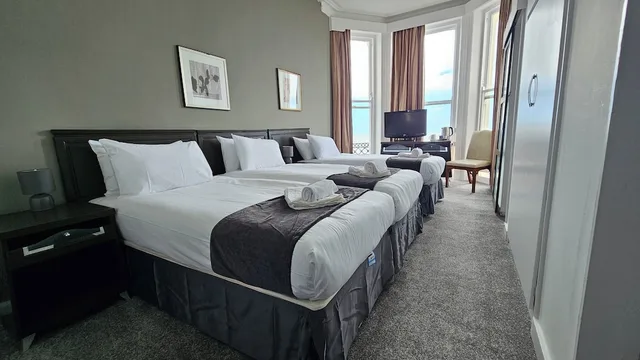 غرفة قياسية ثلاثية بثلاثة أسرّة بإطلالة على البحر، OYO The Strand Hotel 3/6