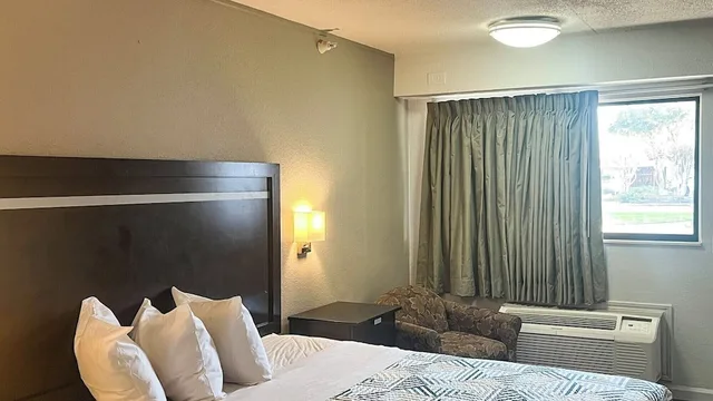 غرفة ديلوكس بسرير كينج للمدخنين، Studio6 Suites Dallas, TX - Loop 12 West 1/5
