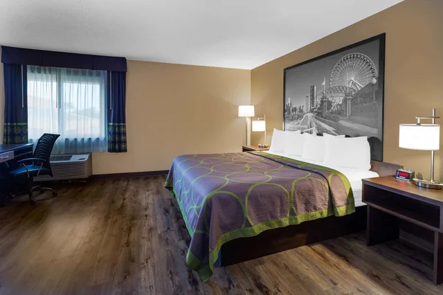1 king bed non-smoking, Super 8 By Wyndham South Holland 1/2