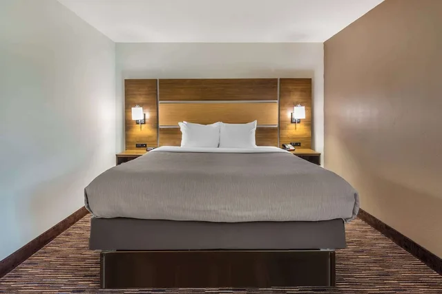 جناح بسرير كينج مع أريكة، Quality Inn Asheboro South NC 3/5