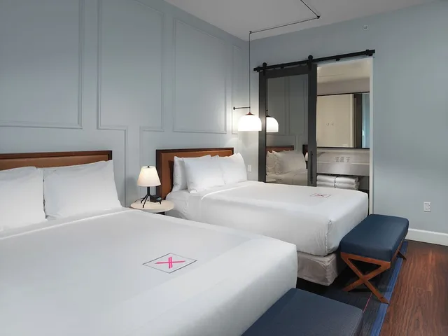غرفة ديلوكس بسريرين مزدوجين لذوي الإعاقة، Axiom Hotel 1/10