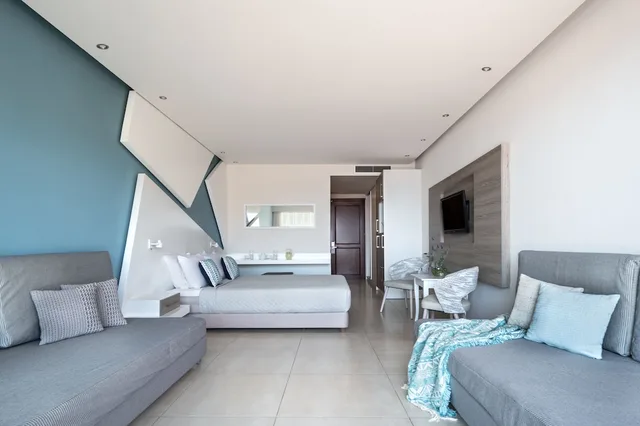 غرفة عائلية بسرير كوين وسريرين منفصلين بإطلالة على البحر، Kassandra Bay Resort, Suites and Spa 1/10