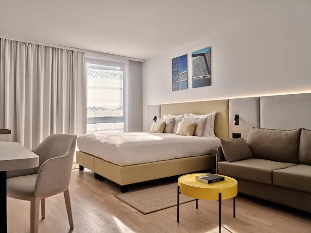 غرفة بريميوم بسرير كينج، Crowne Plaza Marseille - Le Dome by IHG 3/5