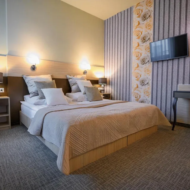 غرفة بسرير مزدوج بحمام خاص، HOTEL KAZIMIERZ III 3/10
