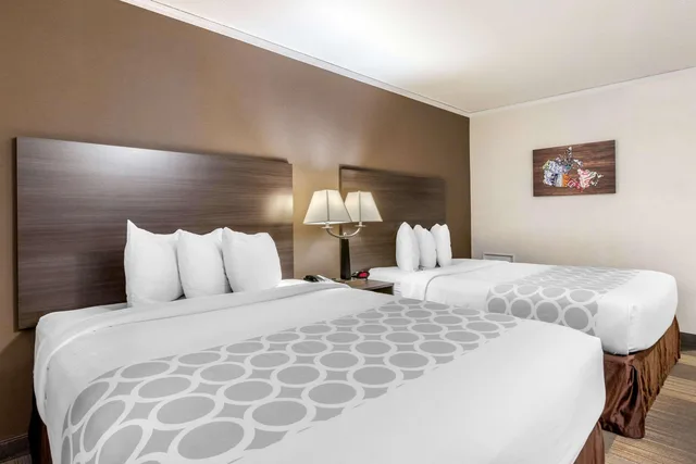 غرفة بسرير كوين، Super 8 by Wyndham Macleod Trail Calgary 2/2