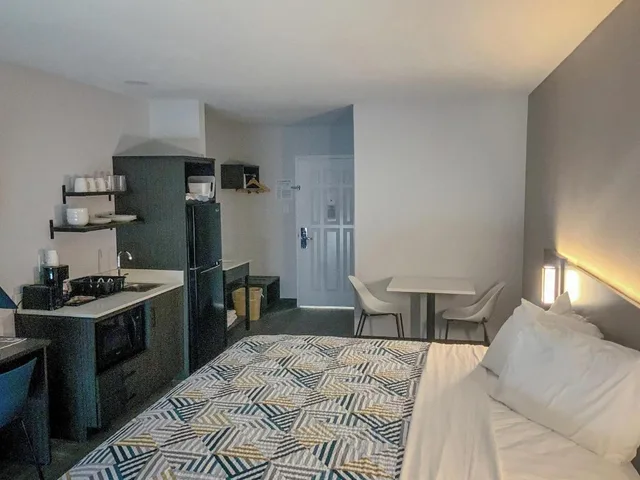 1 King Bed Mobil Acc RI Shwr Nsmk Kitchen, Studio6 San Angelo, TX 3/5