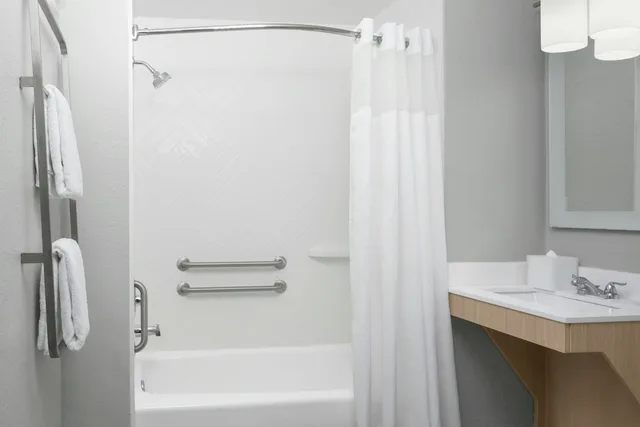 جناح بسرير كوين بغرفة نوم واحدة مع أريكة لذوي الإعاقة، TownePlace Suites by Marriott Fort Lauderdale Weston 3/3
