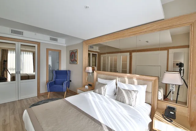 جناح كومفورت بسرير كوين بغرفة نوم واحدة مع أريكة، Bof Hotels Ceo Suites 5/10