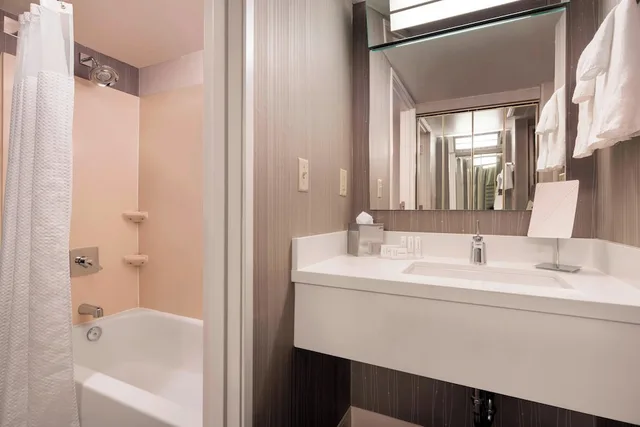 غرفة بسريرين مزدوجين لذوي الإعاقة، Courtyard Scottsdale Old Town 2/3