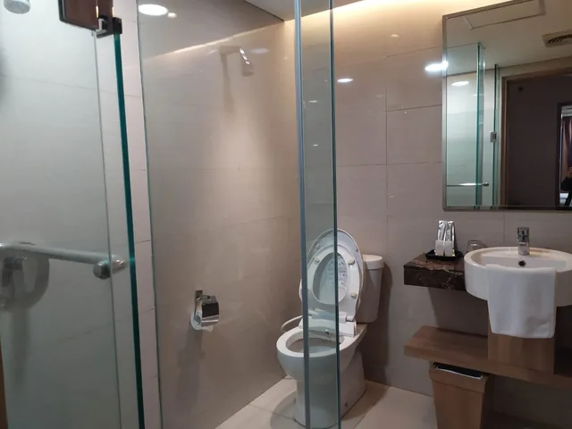 غرفة ديلوكس عائلية بغرفتي نوم، Grand Tropic Suites Jakarta 4/4