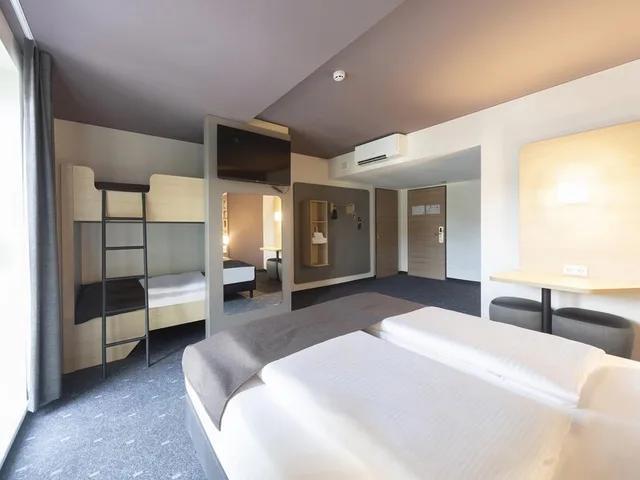 غرفة عائلية، The Royal Inn Regent 1/3