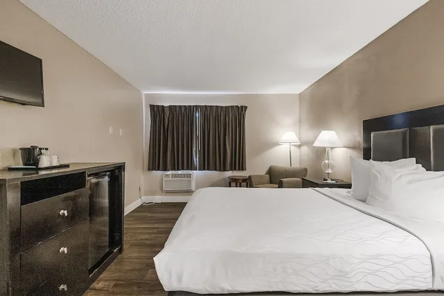 غرفة مفردة بسرير كوين، Sutter Inn 1/3