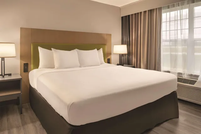 جناح بسرير كينج بغرفة نوم واحدة، Country Inn & Suites by Radisson, Cedar Falls near University 1/2