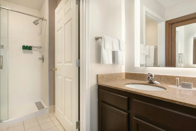 غرفة، Residence Inn by Marriott Buffalo Galleria Mall 2/2