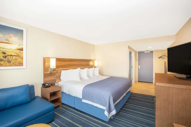 غرفة بسرير كينج لذوي الإعاقة، Days Inn & Suites by Wyndham Kearney 3/7