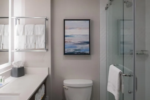 غرفة بريميوم بسرير كينج وسريرين كوين، HOLIDAY INN HOTEL AND SUITES VANCOUVER DOWNTOWN 6/9