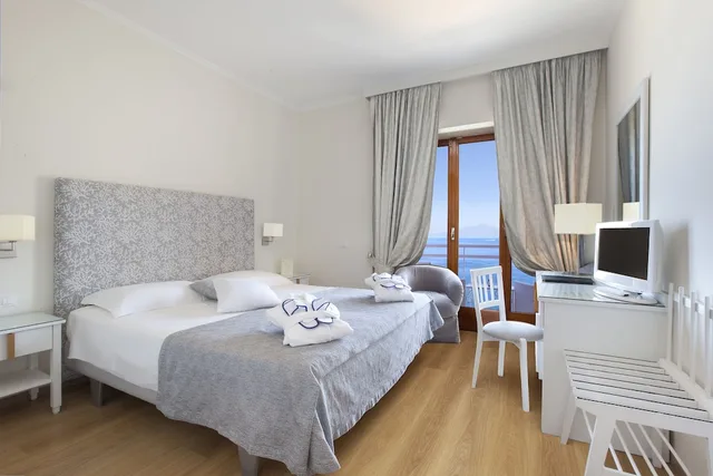 Room, Double Bed, Sea View, Balcony, Hotel Regina Sorrento 6/10