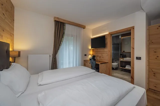 Harmony, Back Side, Hotel Palace Ravelli 2/3