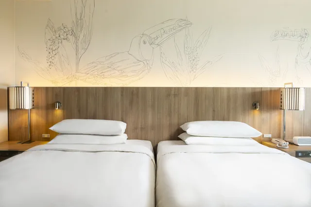غرفة سوبيريور بسريرين منفصلين بإطلالة على الشاطئ، Renaissance Okinawa Resort 1/4