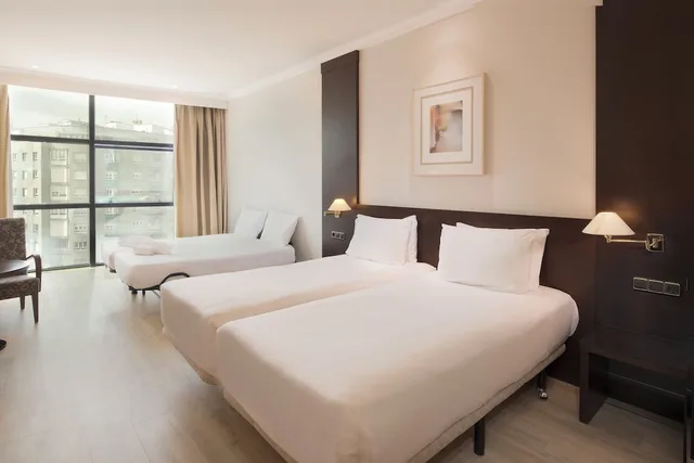 Room, 1 Queen and 1 Single Bed, with Extra Bed, Exe Oviedo Centro 4/10