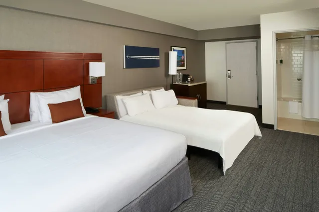 غرفة بسرير كينج، Courtyard By Marriott Los Angeles Lax Century Boulevard 1/8
