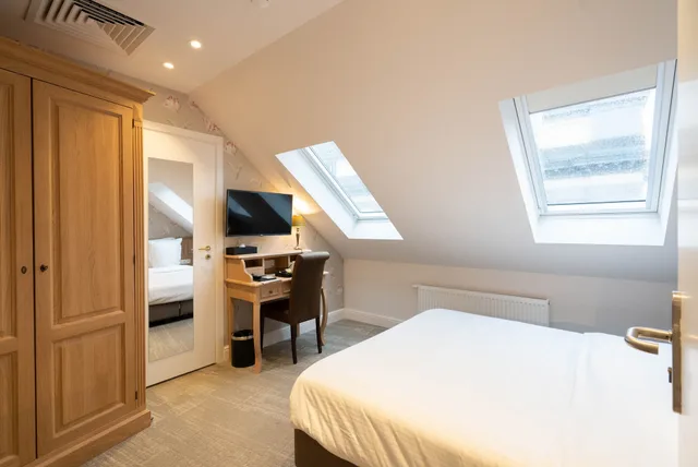 Budget, Queen Bed, Hotel Du Theatre 2/4
