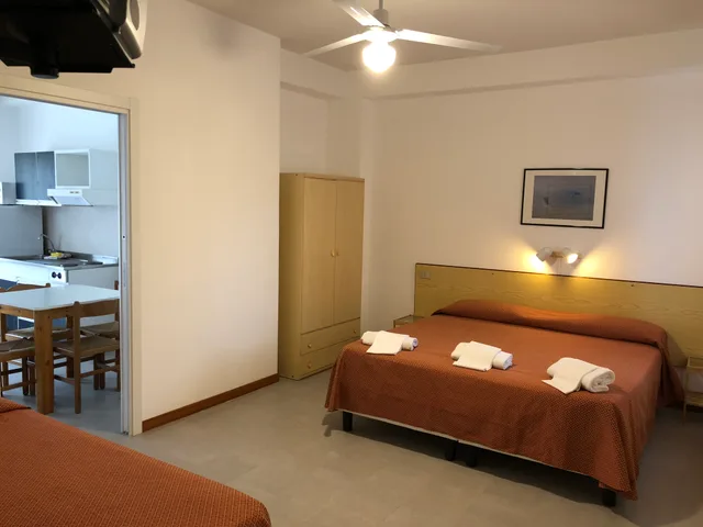 غرفة بأربعة أسرّة بإطلالة على الحديقة بغرفتين في الطابق الأرضي، Residence Villa Giardini 1/5