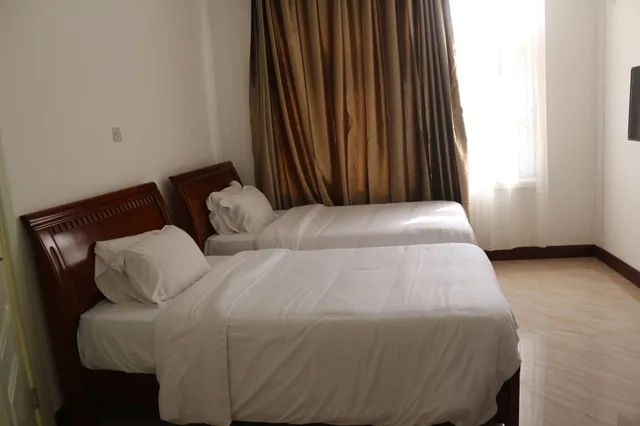غرفة ديلوكس بسريرين منفصلين بغرفتي نوم، Kingsbridge Royale Hotel 3/8