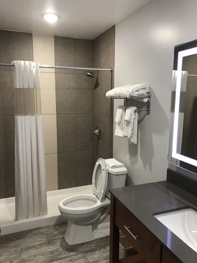 جناح بسرير كينج مع أريكة، Quality Inn and Suites Watertown Fort Drum 8/9